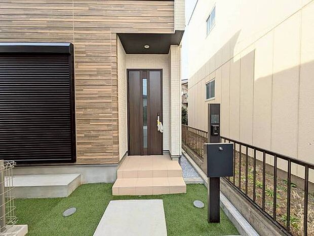 アプローチからの玄関がおしゃれな住宅。出発も帰宅も楽しみになるかも。 