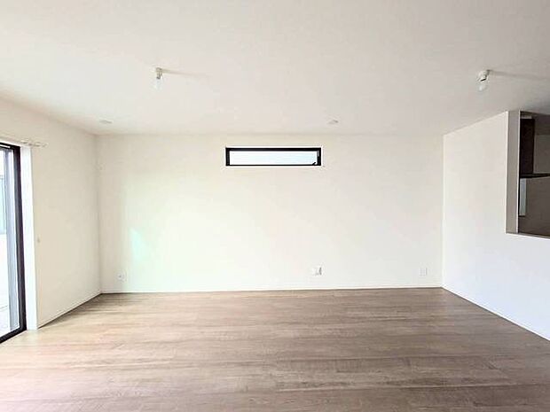 ご家族みんながゆったりくつろげる広々リビング。 