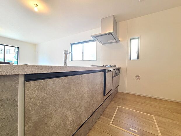 ご家族を近くに感じられる対面キッチン。