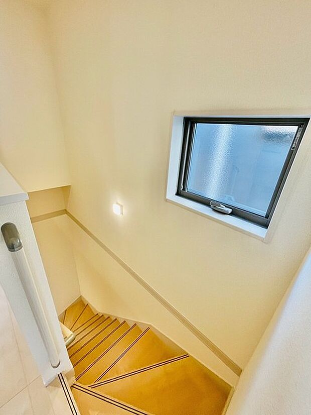 柔らかな光が注ぐ、静かで落ち着いた空間