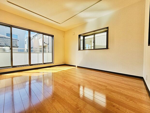 日当たりのいい2階リビングはプライベート性も高く、落ち着いて暮らせます。 