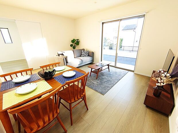 開放感と採光にこだわった広々LDK。