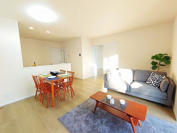 ご家族みんながゆったりくつろげる広々リビング。