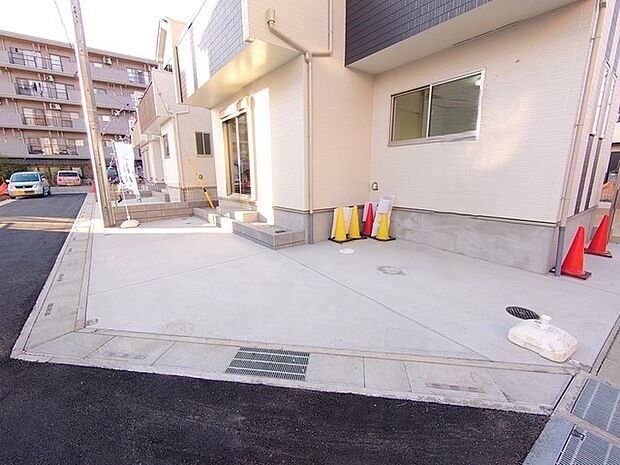 駐車場は2台まで駐車可能。マイカーの車幅もお確かめください。