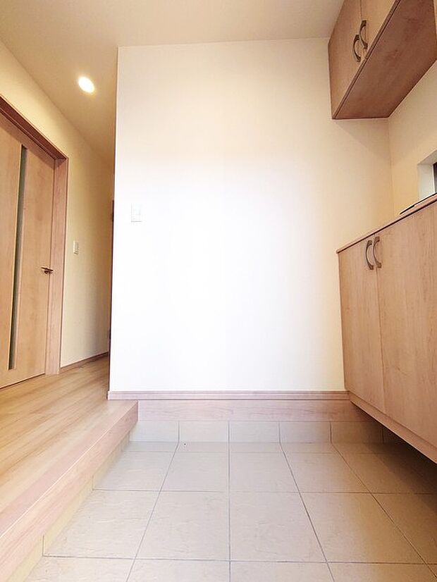 誰も住んだことのない家の玄関スペース。あたらしい木のにおいを感じていただけると思います。