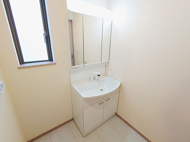 お出かけ前の身だしなみに一歩差がつく三面鏡。