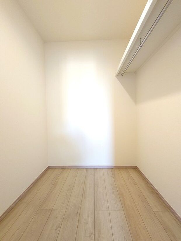 季節物の衣類もスッキリ収納できるウォークインクロゼット。