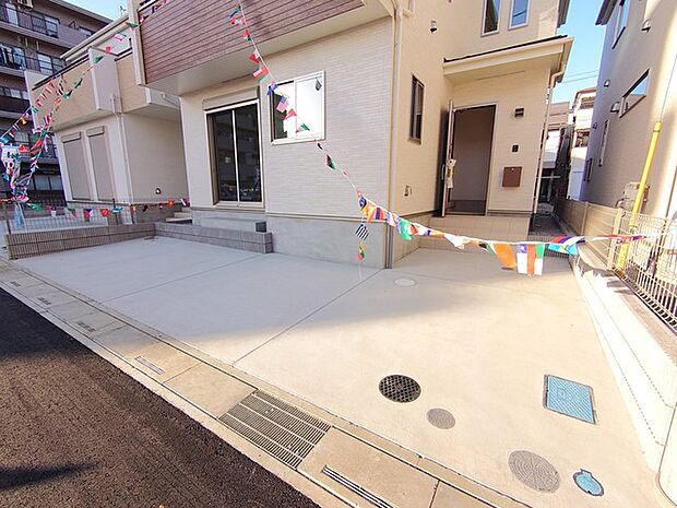 駐車場は2台まで駐車可能。マイカーの車幅もお確かめください。