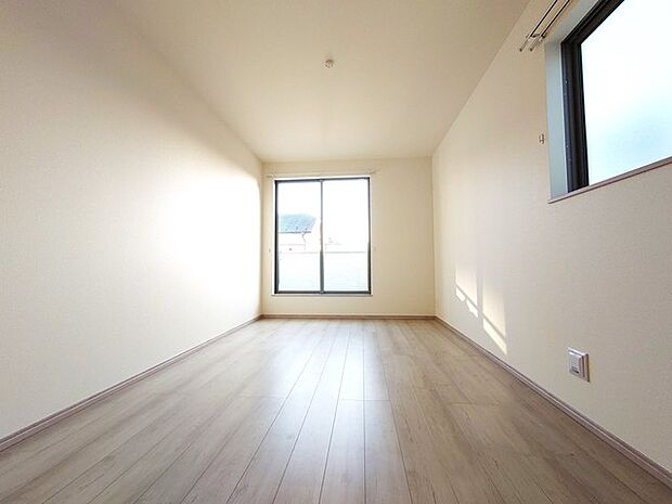 ナチュラルウッドの色合いが、室内にあたたかな雰囲気を運びます。