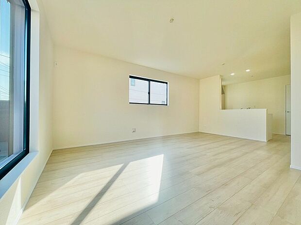 穏やかな木漏れ日が、広々とした空間に優しく降り注ぐ住まい