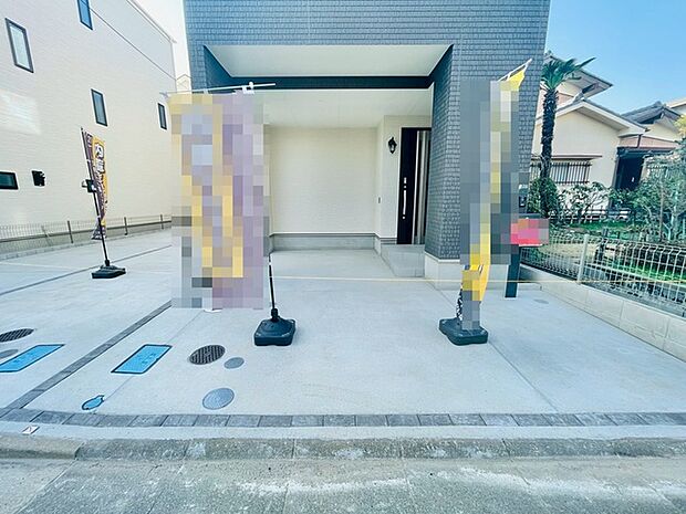 空と建物を包み込むような、広々とした空間が広がっています。