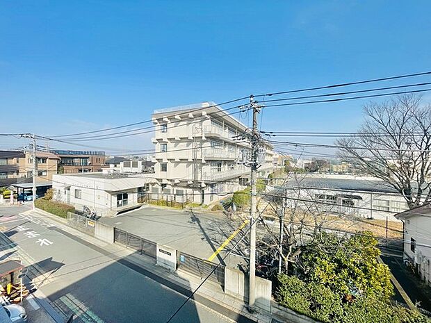 抜けるような青空の下、心地よい風が吹き抜ける開放感ある空間。