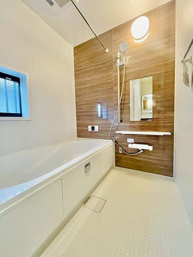 木目調の壁が温かみを添える、落ち着きあるバスルーム