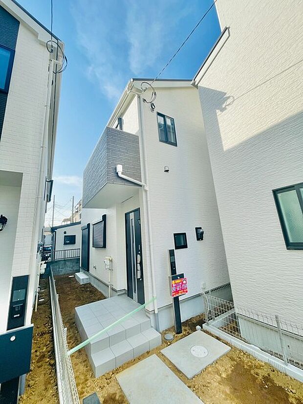 澄み渡る青空と、整然とした街並みが調和する住まい