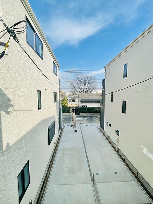 青い空と白い壁が織りなす、清々しい空間が広がります。