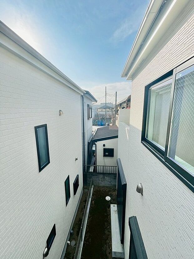 清々しい青空の下、整然と並ぶ住まいの佇まい