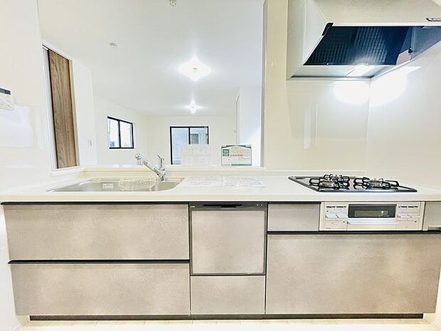 ご家族を近くに感じられる対面キッチン。 