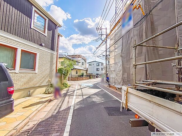 C、B号棟(11月上旬完成予定）_前面道路_南方向