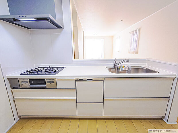 ご家族を近くに感じられる対面キッチン。