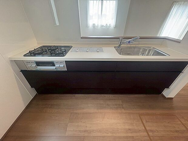 ご家族を近くに感じられる対面キッチン。