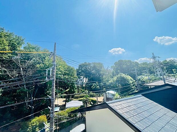 窓を開ければ四季の移ろいを感じられる、豊かな緑に囲まれた穏やかな時間が流れる眺望です。
