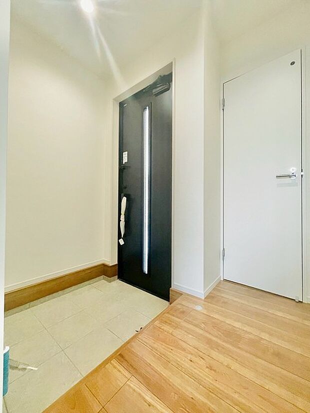 誰も住んだことのない家の玄関スペース。あたらしい木のにおいを感じていただけると思います。