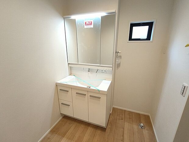 洗面化粧台は清潔感の漂うホワイトをベースカラーに、シンプルなデザインで。 