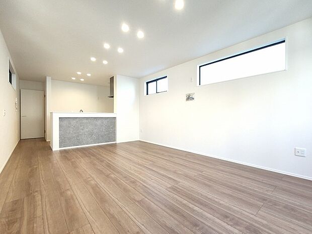 ご家族みんながゆったりくつろげる広々リビング。