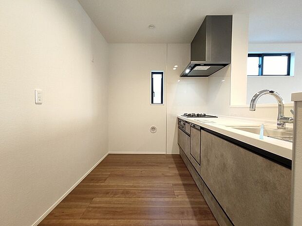 お子様と並んで料理をしても余裕のゆとりのキッチン 