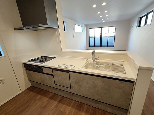 吊戸棚をなくした対面LDKはキッチンに立つ人の視界をワイドにしてくれます。 