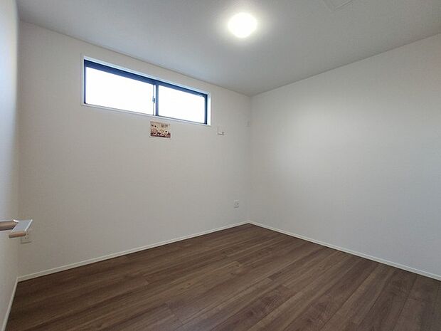 濃いめの木目調が、白い壁紙にマッチして木の暖かさを演出してます。