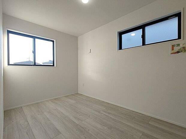 ナチュラルウッドの色合いが、室内にあたたかな雰囲気を運びます。 