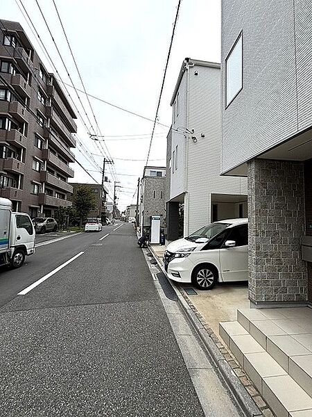 前面道路含む外観