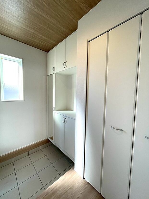 玄関をスッキリ整理。いつも気持ち良く使える玄関収納ボックス付き。 