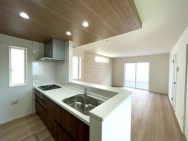 広がりを感じさせる開放的なダイニングキッチン、くつろぎのひとときを 