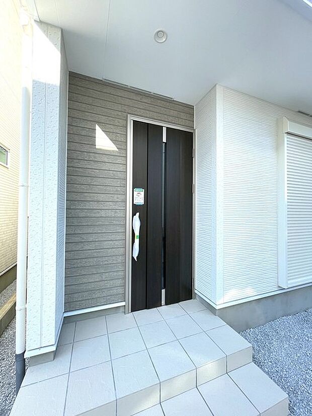 落ち着いた色調が、穏やかな日常への扉を開く 