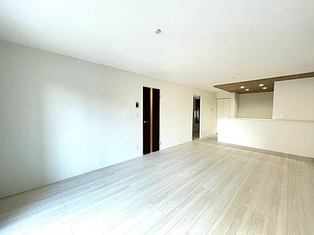 ご家族みんながゆったりくつろげる広々リビング。 