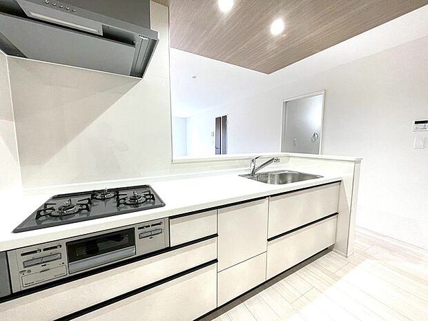 キッチンにも清潔感を追求。白亜の台所でお料理を存分に楽しんでください。 