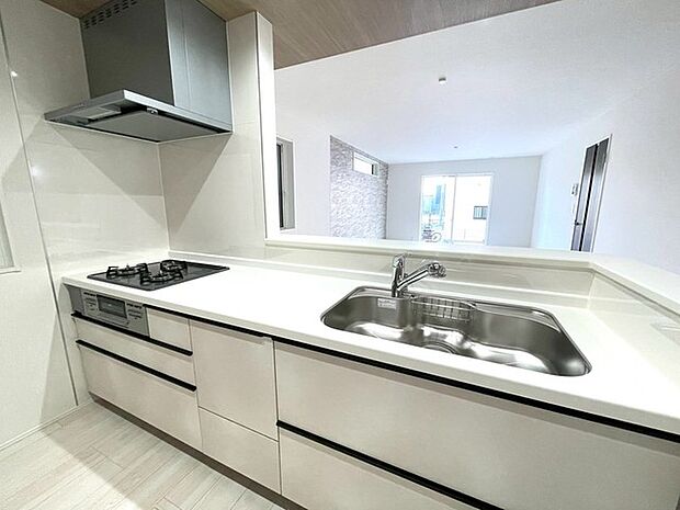 リビングで遊ぶお子様を見守りながらお料理ができる対面キッチン。 