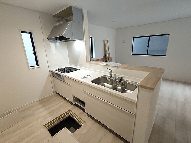 お子様と並んで料理をしても余裕のゆとりのキッチン 