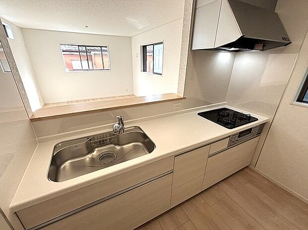 ご家族を近くに感じられる対面キッチン。