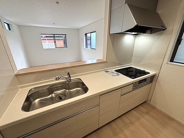 ご家族を近くに感じられる対面キッチン。