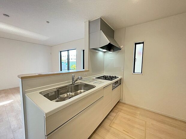 ご家族を近くに感じられる対面キッチン。