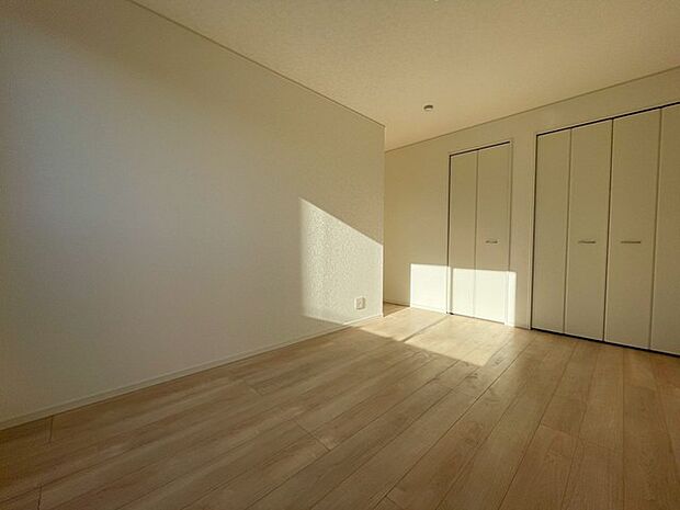 大きな窓から、たっぷりの陽射しが射し込みます。 