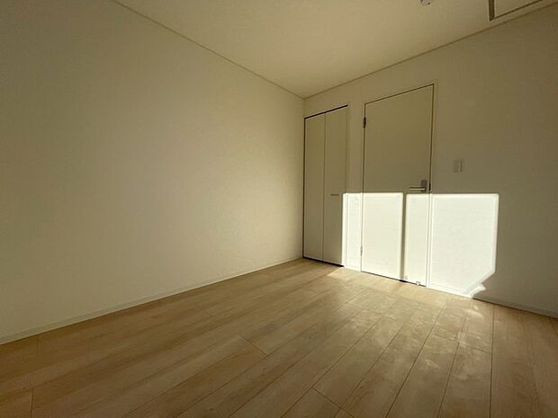 ナチュラルウッドの色合いが、室内にあたたかな雰囲気を運びます。 