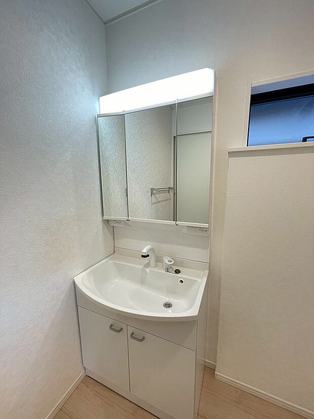 たっぷりの収納を設けたシャワー付洗面台で快適な暮らし。 