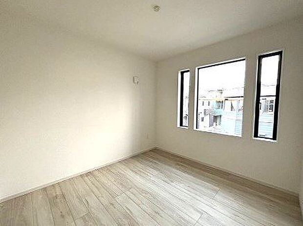 大きな窓から、たっぷりの陽射しが射し込みますね。 