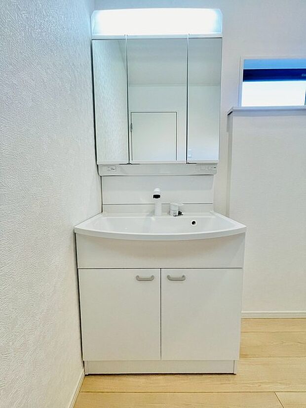 お出かけ前の身だしなみに一歩差がつく三面鏡。 