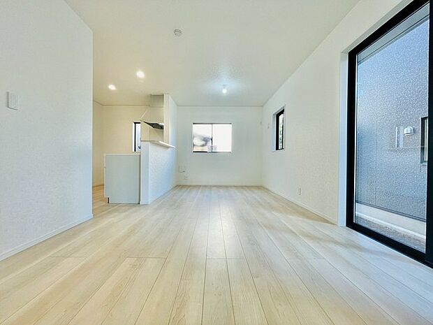 ご家族みんながゆったりくつろげる広々リビング。 