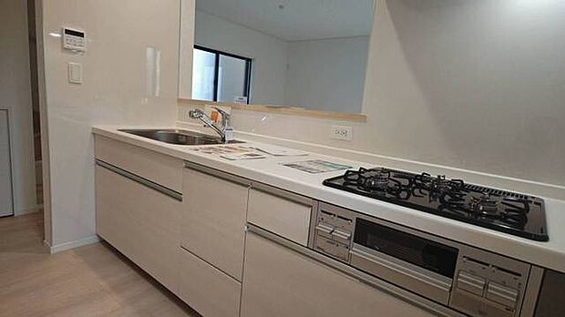 ご家族を近くに感じられる対面キッチン。 